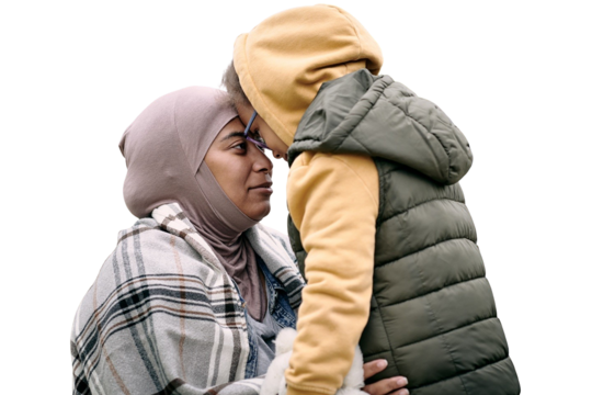 Eine Frau im Hijab umarmt ein Kind.