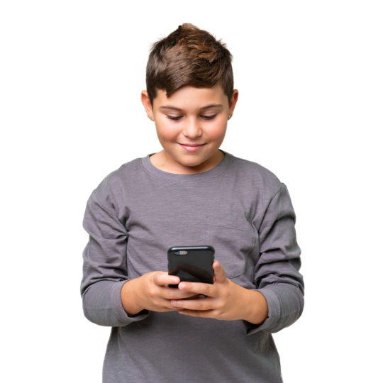 Ein Junge in grauem Pullover schaut herunter auf sein Smartphone.