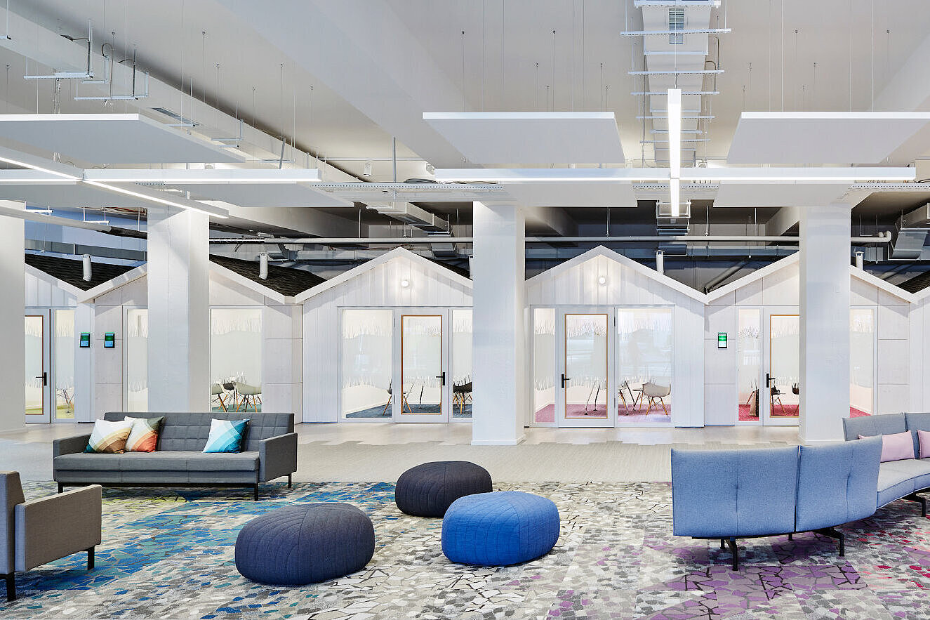 Ein Büro mit Sofas, Stühlen und einem bunten Teppich für erwachsene Zugewanderte, die Migrations- und Integrationsberatung bei AWO Mönchengladbach suchen